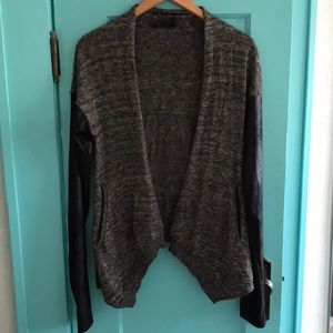 ⭐️GUESS Los Angeles- soft cardigan